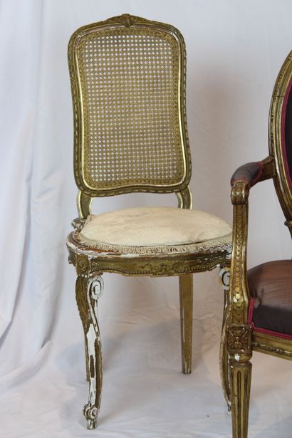 Lot de deux chaises en bois doré de style...