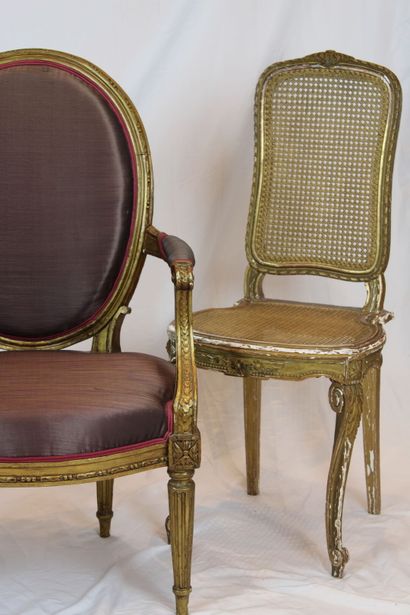 Lot de deux chaises en bois doré de style...