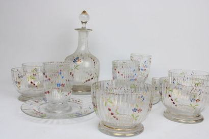 Partie de service en verre, à décor floral...