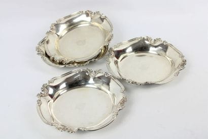 Lot de quatre petites assiettes en argent...