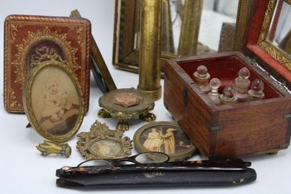 Lot including 4 frames :
- 1 gilded leather...