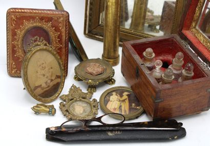 Lot including 4 frames :
- 1 gilded leather...
