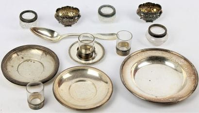 Lot d'argenterie comprenant :
- 4 soucoupes...