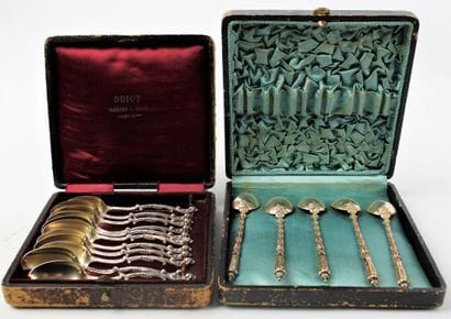Lot de 11 petites cuillères en argent massif...