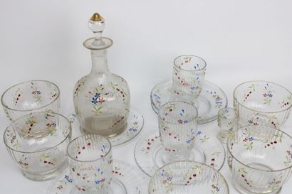 Partie de service en verre, à décor floral...
