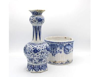 Lot including :
- a vase of baluster form...
