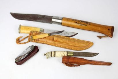 Meeting of knives including :
- an opinel...