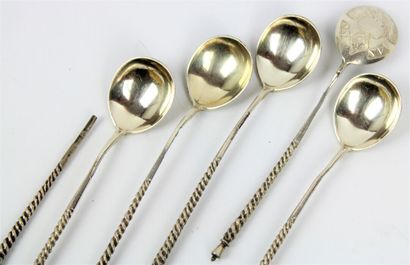 Lot de 5 cuillères à caviar en argent. Poinçons...