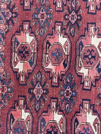 Tapis selle Boukhara 
Turkmèn 
Vers 1970
Dimensions...