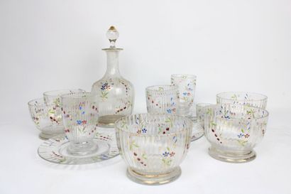 Partie de service en verre, à décor floral...