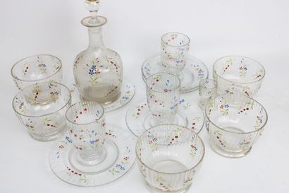 Partie de service en verre, à décor floral...