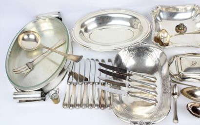 Un lot de métal argenté dont un plat Gallia...