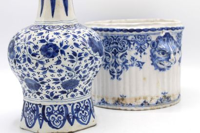 Lot including :
- a vase of baluster form...