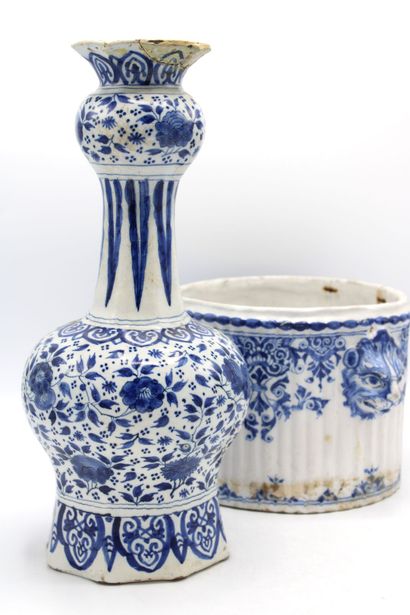 Lot including :
- a vase of baluster form...