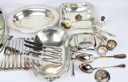 Un lot de métal argenté dont un plat Gallia...