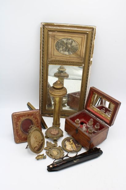 Lot including 4 frames :
- 1 gilded leather...