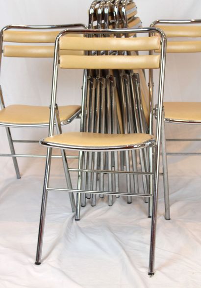 10 chaises pliantes en skai rose.
Hauteur:...