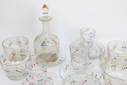 Partie de service en verre, à décor floral...