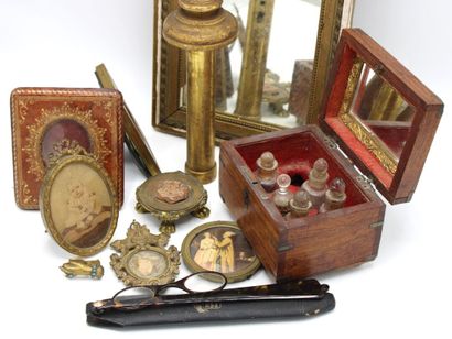 Lot including 4 frames :
- 1 gilded leather...