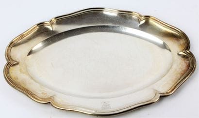 Plat en argent de forme oblongue, les bords...
