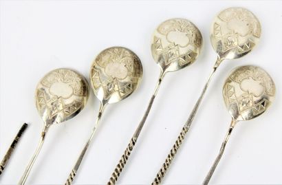 Lot de 5 cuillères à caviar en argent. Poinçons...