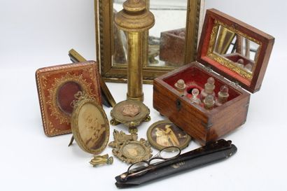 Lot including 4 frames :
- 1 gilded leather...