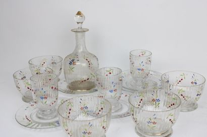 Partie de service en verre, à décor floral...