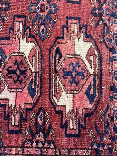 Tapis selle Boukhara 
Turkmèn 
Vers 1970
Dimensions...
