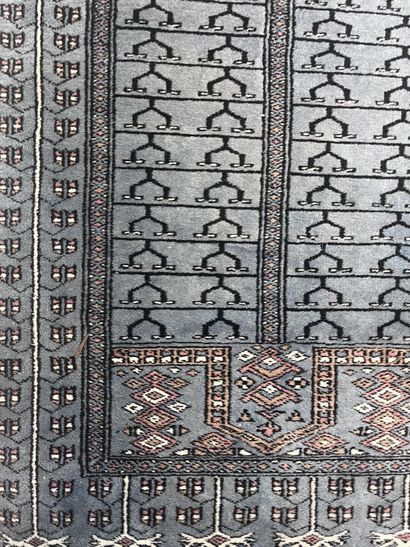Tapis Galerie moultane 
Pakistan 
Vers 1975
Dimensions...