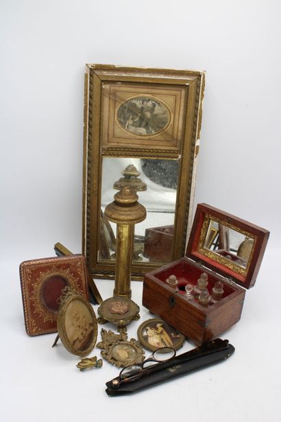 Lot including 4 frames :
- 1 gilded leather...