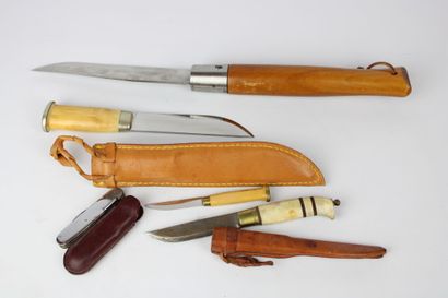 Meeting of knives including :
- an opinel...