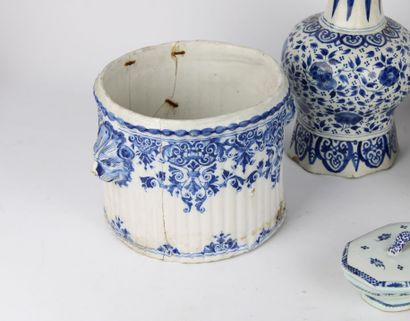 Lot including :
- a vase of baluster form...