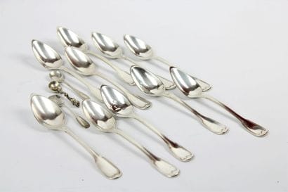 Lot de 10 petites cuillères en argent à décor...