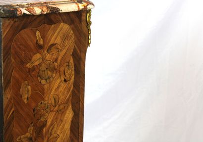 Chiffonnier ouvrant par 6 tiroirs en façade...