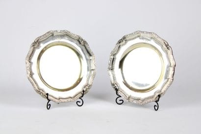 Deux assiettes de présentation en argent...