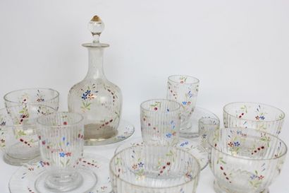 Partie de service en verre, à décor floral...