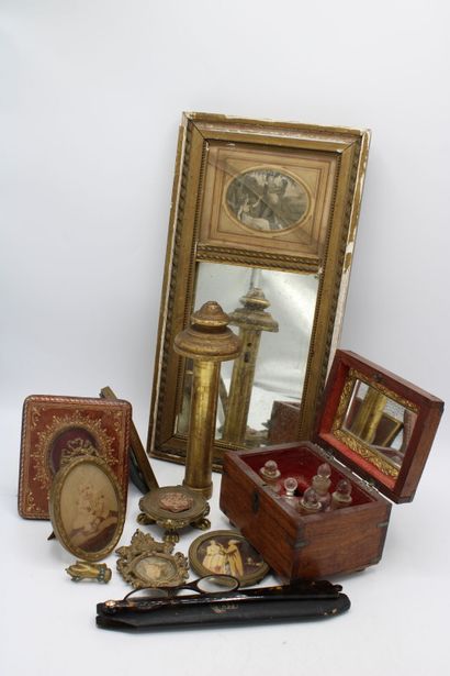 Lot including 4 frames :
- 1 gilded leather...