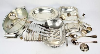 Un lot de métal argenté dont un plat Gallia...
