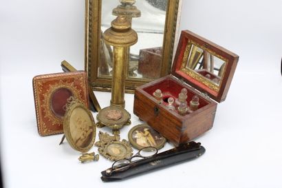 Lot including 4 frames :
- 1 gilded leather...