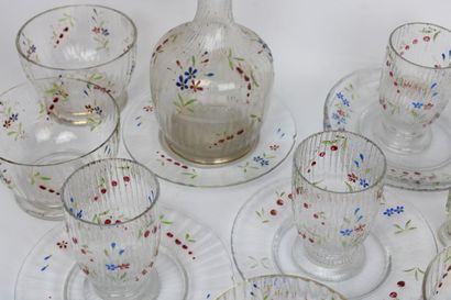 Partie de service en verre, à décor floral...