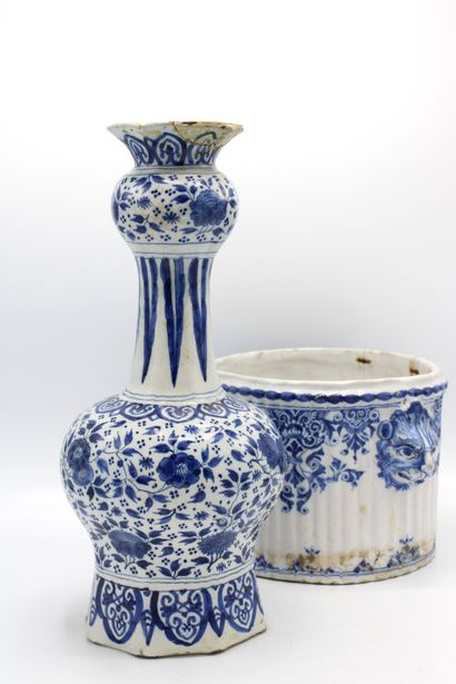Lot including :
- a vase of baluster form...