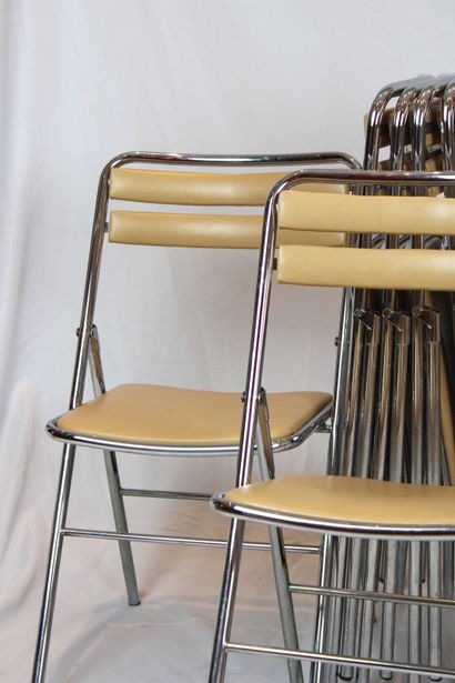10 chaises pliantes en skai rose.
Hauteur:...