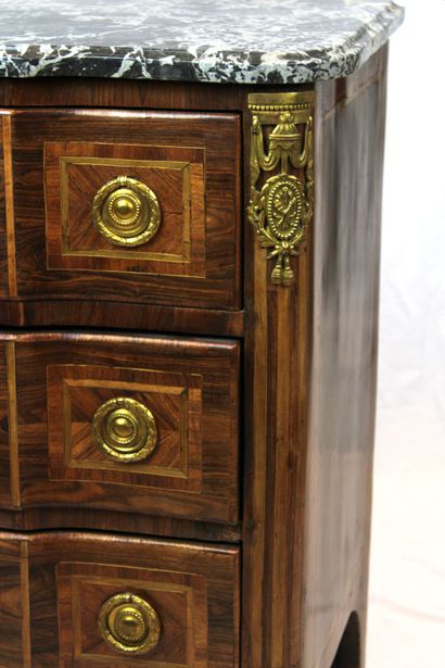 Commode ouvrant par 3 tiroirs en façade,...