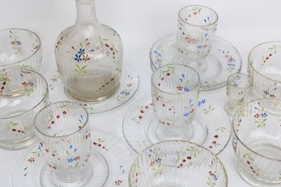 Partie de service en verre, à décor floral...