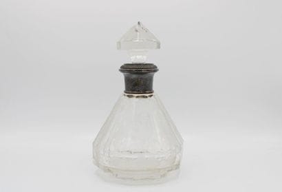 Carafe en cristal, la monture en métal argenté...