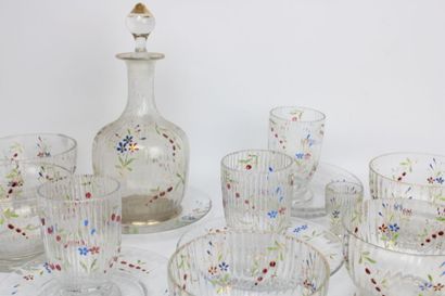 Partie de service en verre, à décor floral...