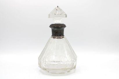 Carafe en cristal, la monture en métal argenté...