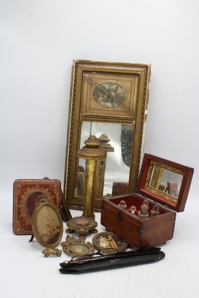 Lot including 4 frames :
- 1 gilded leather...