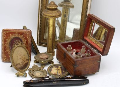 Lot including 4 frames :
- 1 gilded leather...