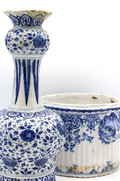Lot including :
- a vase of baluster form...